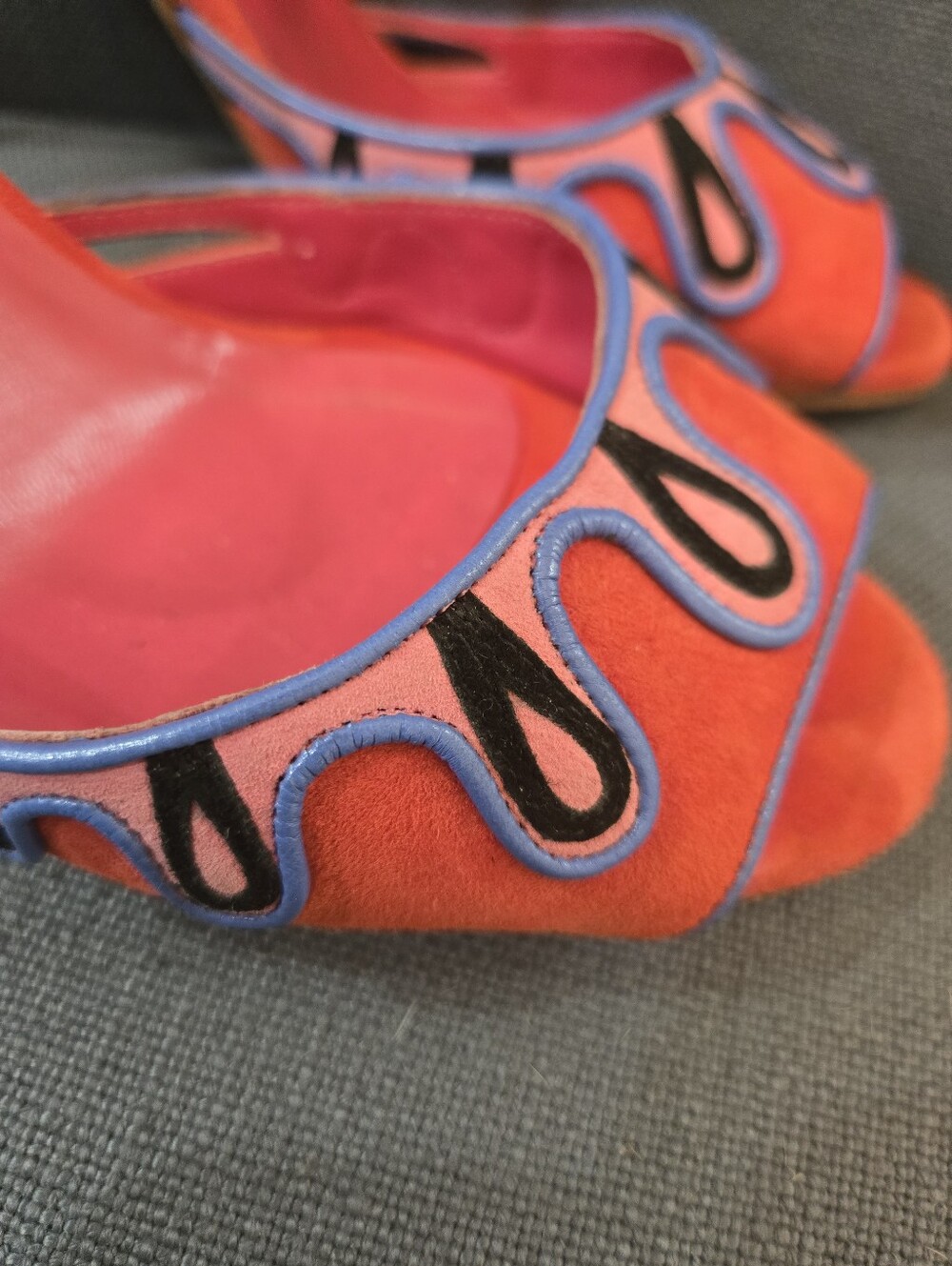 Manolo Blahnik Red Slingback Heels 38 Designer Sandals, Bold Colorblock 2016 - Picture 3 of 10